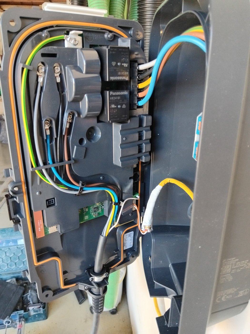 Innenverkabelung Wallbox mit Sicherheitsrelais, normgerecht farblich sortiert – Elektroinstallation Peine