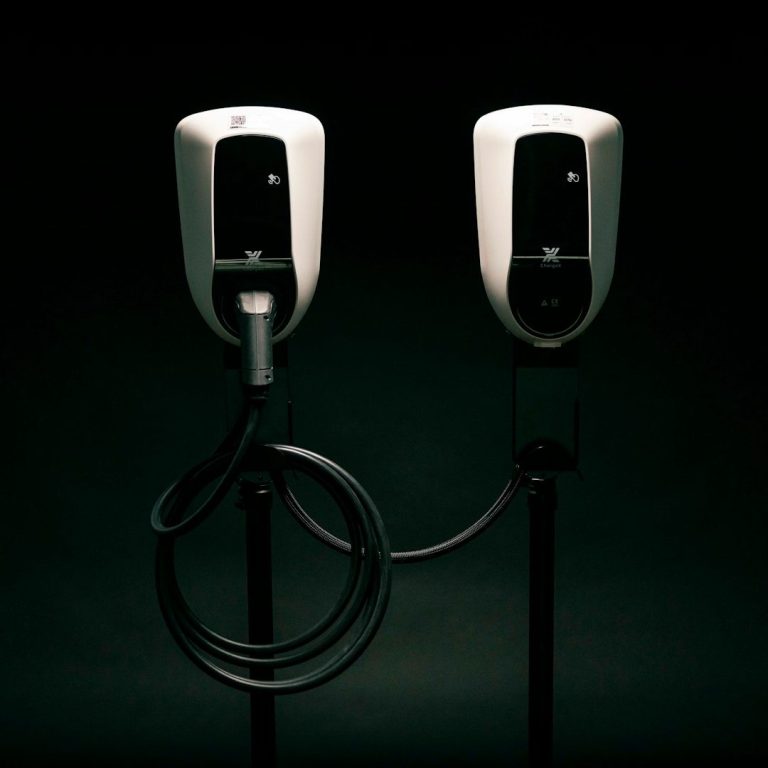 Zwei Elektroautoladestationen mit Kabeln vor schwarzem Hintergrund. Knor Elektrotechnik, Elektriker in Hannover, Braunschweig, Peine, Ilsede